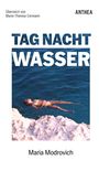 "TAG NACHT WASSER", Maria Modrovich. Person im Bikini schwebt im blauen Wasser, umgeben von Felsen.