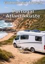 "Wohnmobil Touren Portugal Atlantikküste" zeigt ein Wohnmobil an einer felsigen Küste mit Sandstrand und Wellen.