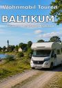 „Wohnmobil Touren Baltikum: Litauen, Lettland, Estland“. Ein Wohnmobil auf einem Küstenweg, Meer, Bäume, Leuchtturm im Hintergrund.
