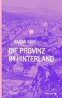 Titel: "Die Provinz im Hinterland" von Hasan Kikić. Illustration zeigt eine Stadt mit Hügeln und zwei Menschen im Vordergrund.