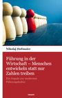 Titel: "Führung in der Wirtschaft – Menschen entwickeln statt nur Zahlen treiben". Daneben Spielfiguren, eine rot.