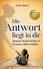 „Die Antwort liegt in dir. Inneres Kind heilen & Trauma überwinden.“ Ein Kind mit Teddybär blickt zur Frauensilhouette.