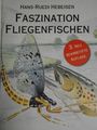 „Hans-Ruedi Hebeisen: Faszination Fliegenfischen. 3. neu bearbeitete Auflage.“ Illustration einer Fliege und eines Fisches.