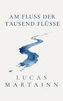 „AM FLUSS DER TAUSEND FLÜSSE“ und „LUCAS MARTAINN“ in blauer Schrift, darüber eine gewundene blaue Aquarellstraße.