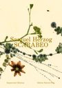 "Samuel Herzog SCARABEO" in goldener Schrift, mit Blüten und Blättern auf hellem Hintergrund.