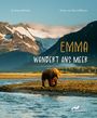 Der Text "Emma wandert ans Meer". Eine Landschaftsszene mit einem Bären am Fluss vor schneebedeckten Bergen.