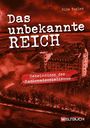 "Das unbekannte REICH. Geheimnisse des Nationalsozialismus." Rotes, dramatisches Landschaftsbild mit Burg und dunklem Himmel.
