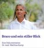 "Braco und sein stiller Blick. Eine Dokumentation Dr. med. Matthias Kamp." Mann mit langen grauen Haaren und weißem Hemd.