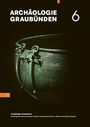 ARCHÄOLOGIE GRAUBÜNDEN 6. Ein antikes, verziertes Metallgefäß ist vor einem dunklen Hintergrund zu sehen.