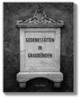 Auf einer steinernen Tafel steht: "GEDENKSTÄTTEN IN GRAUBÜNDEN". Die Tafel ist kunstvoll verziert.