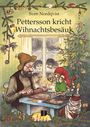 „Pettersson kricht Wihnachtsbesäuk“ von Sven Nordqvist. Ein älterer Mann und eine Katze backen Plätzchen in weihnachtlicher Atmosphäre.