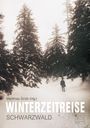 „Matthias Grüb (Hg.) WINTERZEITREISE SCHWARZWALD“ – Schneebedeckter Waldweg, Skifahrer in verschneiter Landschaft.