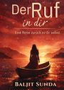 „Der Ruf in dir. Eine Reise zurück zu dir selbst“ von Baljit Sunda. Frau in rotem Kleid auf einem Boot bei Sonnenuntergang.