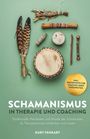 "Schamanismus in Therapie und Coaching" von Kurt Fenkart. Trommel, Federn und Räucherwerk auf grünem Hintergrund.