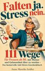 "Falten ja. Stress nein. 111 Wege für Frauen ab 50..." Eine stilvolle Frau mit Brille und Kaffeetasse, lächelnd an einem Tisch.