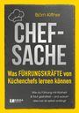 "Chefsache: Was Führungskräfte von Küchenchefs lernen können." Grauer Hintergrund, gelber Rand, stilisierter Kochhut.