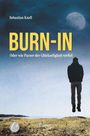 "Burn-In: Oder wie Parzer der Glückseligkeit verfiel" von Sebastian Knell. Ein Mann schwebt über einer Wiese vor Mond.
