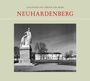 "Schlösser und Gärten der Mark - Neuhardenberg". Eine Statue und ein großes Gebäude im Hintergrund.