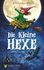 "Die kleine Hexe in einfacher Sprache." Eine Hexe im grünen Kleid fliegt bei Vollmond fröhlich auf einem Besen, begleitet von einem Raben.