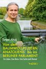 Turgut Altuğ: Von den Baumwollfeldern Anatoliens bis ins Berliner Parlament. Mann in Grün mit Fahrrad an einem Fluss.