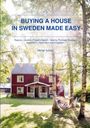 Titel: "BUYING A HOUSE IN SWEDEN MADE EASY". Ein rotes Haus in einem sonnigen Wald, Mann in Hängematte lesend.