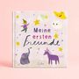 "Meine ersten Freunde" in bunten Buchstaben, umgeben von Sternen, einem fliegenden Elf, einem Elefanten und einem Einhorn.
