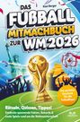 "Das Fußball Mitmachbuch zur WM 2026." Illustration mit Freiheitsstatue, Pokal, jubelnde Fans und Fußball im Netz.