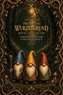 "THE THREE OF WURZELGRUND" steht in großen Buchstaben. Drei bärtige Gnome mit bunten Hüten stehen in einem Wald.