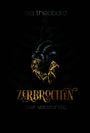 "Isa Theobald. Zerbrochen, aber vollständig." Ein Herz mit Hörnern, teils golden eingerissen, auf einem schwarzen Hintergrund.