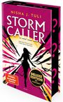 Text: „Nisha J. Tuli, Storm Caller, Jagd dem Sturm nach. Finde deine Wahrheit. Deluxe Edition. Spiegel Bestseller-Autorin.“

Beschreibung: Silhouette einer Frau vor dynamischem Hintergrund in Lila und Gelb.