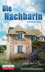 „Die Nachbarin“, „Kriminalroman“, „M. P. Roberts“. Ein Steinhaus mit blauen Fensterläden, Blumen, und ein altes Fahrrad im Gras.
