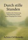 "Durch stille Stunden. Gedichte über Erinnerung, Wahrnehmung und die leisen Übergänge des Lebens. Achim Orlikowski."  
Sanfte, neblige Landschaft.
