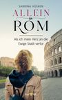 Ein Buchcover mit Text: "Sabrina Hüsken - Allein in Rom. Als ich mein Herz an die Ewige Stadt verlor." Junge Frau vor dem Kolosseum.
