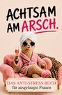 „ACHTSAM AM ARSCH. DAS ANTI-STRESS-BUCH für ausgelaugte Frauen“. Ein Alpaka in Bademantel mit Sektglas auf Sofa.