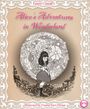"Alice's Adventures in Wonderland" Illustration. Alice steht vor einem Blumenkreis, umgeben von Pilzen auf dekorativem Hintergrund.