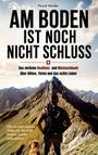 Titel: "Am Boden ist noch nicht Schluss". Untertitel: "Das ehrliche Resilienz- und Mutmachbuch über Höhen, Tiefen und das echte Leben". Weitere Textzeile: "Wie du nach jedem Tiefpunkt die Kraft findest, wieder aufzustehen". Im Vordergrund steht eine Person mit einem Rucksack und einem Hund, vor einer Berglandschaft.