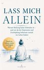 "LASS MICH ALLEIN. Illustration: Person sitzt allein auf einem Steg am Wasser, im Hintergrund Berge und fliegende Vögel."