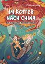 Titel: "Im Koffer nach China - Ein magisches Reiseabenteuer". Zwei Kinder reisen in einem Koffer; ein roter Drache umgibt sie.