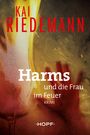 "Kai Riedemann. Harms und die Frau im Feuer. KRIMI. HOPF." Hintergrund: Hand vor Flammen, dramatische Atmosphäre.