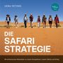 "Die Safari Strategie" in großen weißen Buchstaben. Eine Gruppe von Menschen läuft durch eine Wüste.