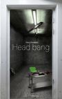 „Claus Chredebec, Head bang“ ist zu lesen. Ein kahler, grauer Raum mit grünem Stuhl und Metalltisch.