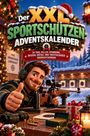 Der XXL Sportschützen Adventskalender. Ein fröhlicher Mann hält ein Gewehr, daneben Weihnachtsdekoration.