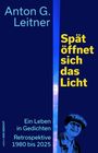 Text: "Anton G. Leitner", "Spät öffnet sich das Licht", "Ein Leben in Gedichten", "Retrospektive 1980 bis 2025". Unten links ein älterer Mann mit Mütze im blauen Farbton.
