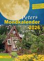 "Peters Mondkalender 2026" oben vor Mond, unten ein skurriles Holzhäuschen inmitten bunter Gartenblumen.
