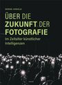 Text in grüner Schrift: "BERND ARNOLD ÜBER DIE ZUKUNFT DER FOTOGRAFIE Im Zeitalter künstlicher Intelligenzen". Unten viele leuchtende Handys.