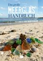 Das große Meerglas Handbuch. Ann-Christin Wimber. Strand mit buntem Meerglas und Muscheln, Meer und Himmel im Hintergrund.