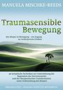 Buchtitel: "Traumasensible Bewegung". Autor: Manuela Mischke-Reeds. Grüne Hügel-Landschaft mit einem einzelnen Baum.