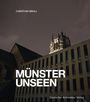 "MÜNSTER UNSEEN" steht in großen weißen Buchstaben vor einem beleuchteten gotischen Kirchturm bei Nacht.