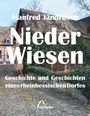 "Manfred Jändrosch. Nieder-Wiesen: Geschichte und Geschichten eines rheinhessischen Dorfes. Stellaplan Logo unten."

Ein altes Gebäude mit Ziegeldach und bewachsenen Wänden im Hintergrund.