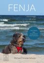 „FENJA“ und „Hommage an eine rumänische Straßenhündin“ stehen über einem Hund im Sand am Meer.